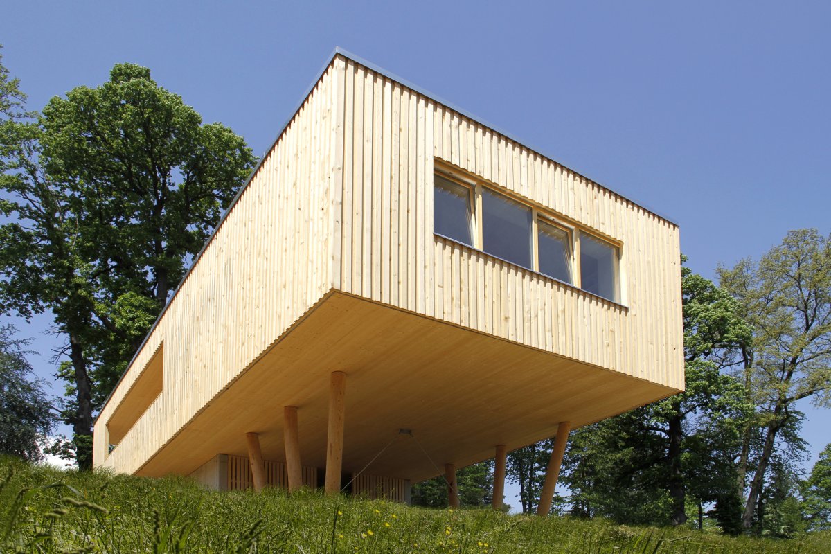 Suspended in Air: Amazing wooden house has modern style with natural